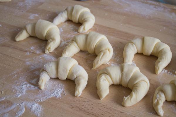 2KW Curved Commercial Croissant Making Machine Butter Croissant Forming