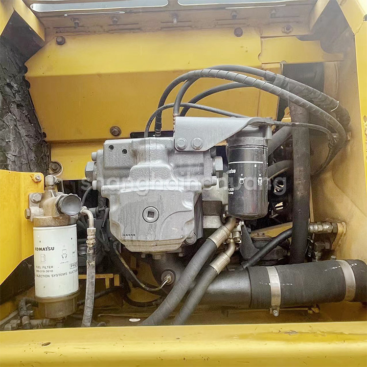 Komatsu PC200 8 Excavator With Original Hydraulic Cylinder And 0.8m3 Bucket Capacity