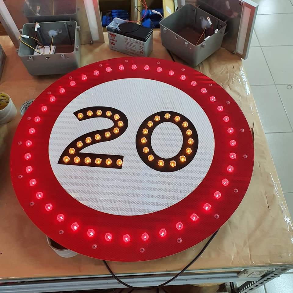 Yellow Display Customized Aluminum Reflective Vinyl Spring Up Road Safety Traffic Sign