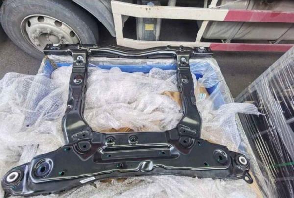 The black front subframe of steel-aluminum mixed structure of Geely Geometry A