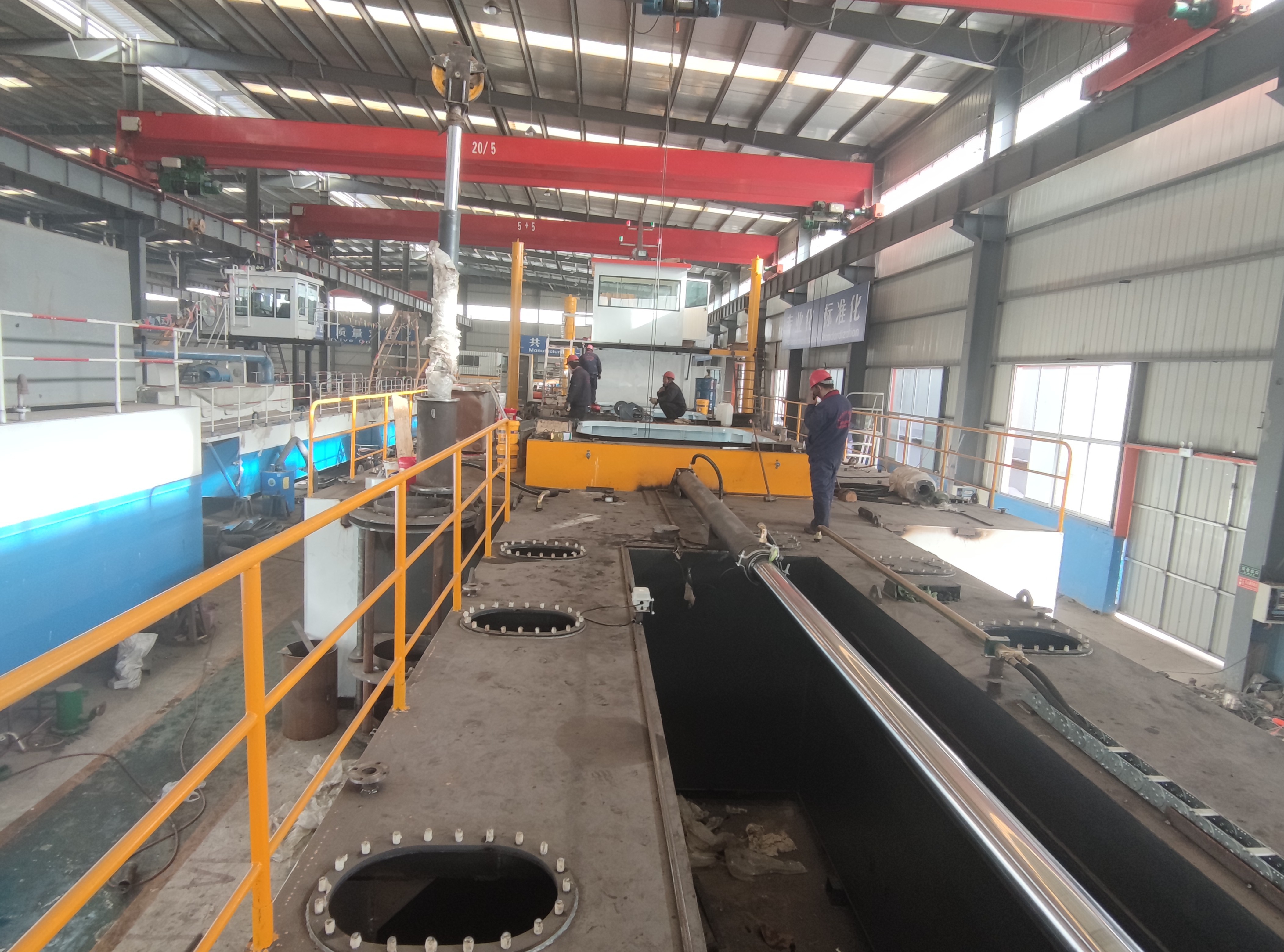 quality Sea Port mud clean up dredge machine with 20m depth capcity and 2000m delivery distance pipe line