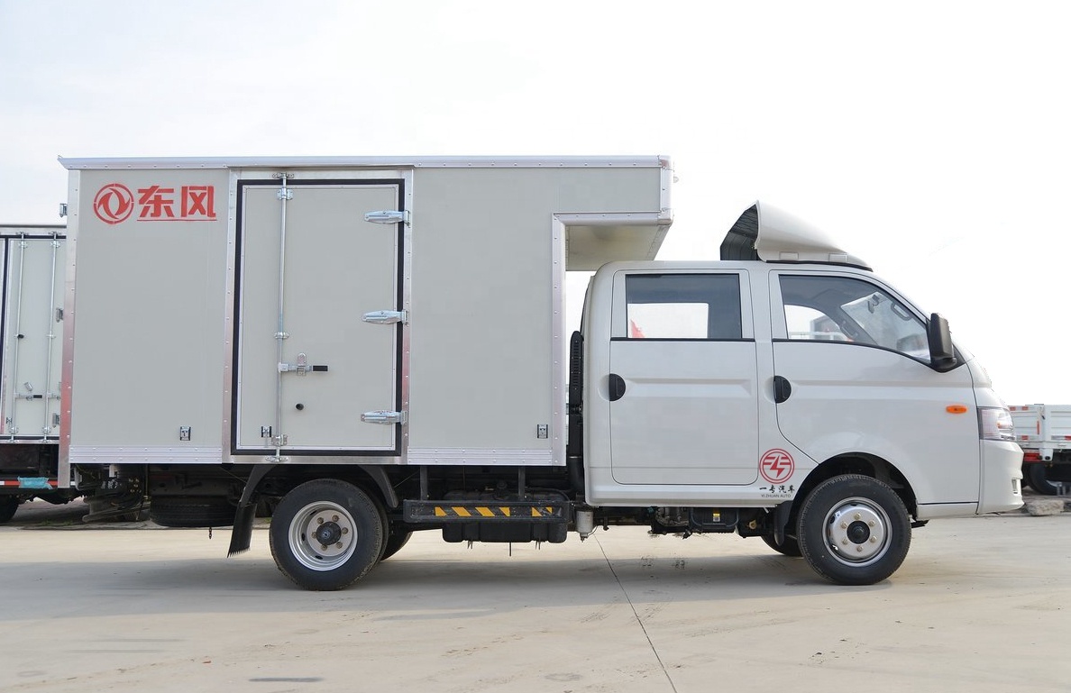 Manual Transmission Dongfeng 6x6 Diesel Fuel Tanker Truck with Large Tank Capacity