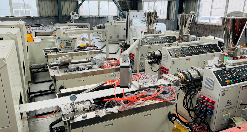 380v 415v 5~8m/min Higher Speed PVC Wall Panel Making Machine Output 250kg/hr