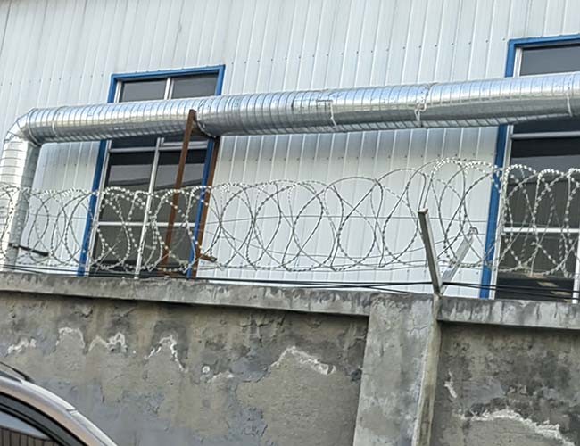 Galvanized Anti Corrosive Concertina Razor Wire Roll 8m-12m Length / Coil Acid resisting