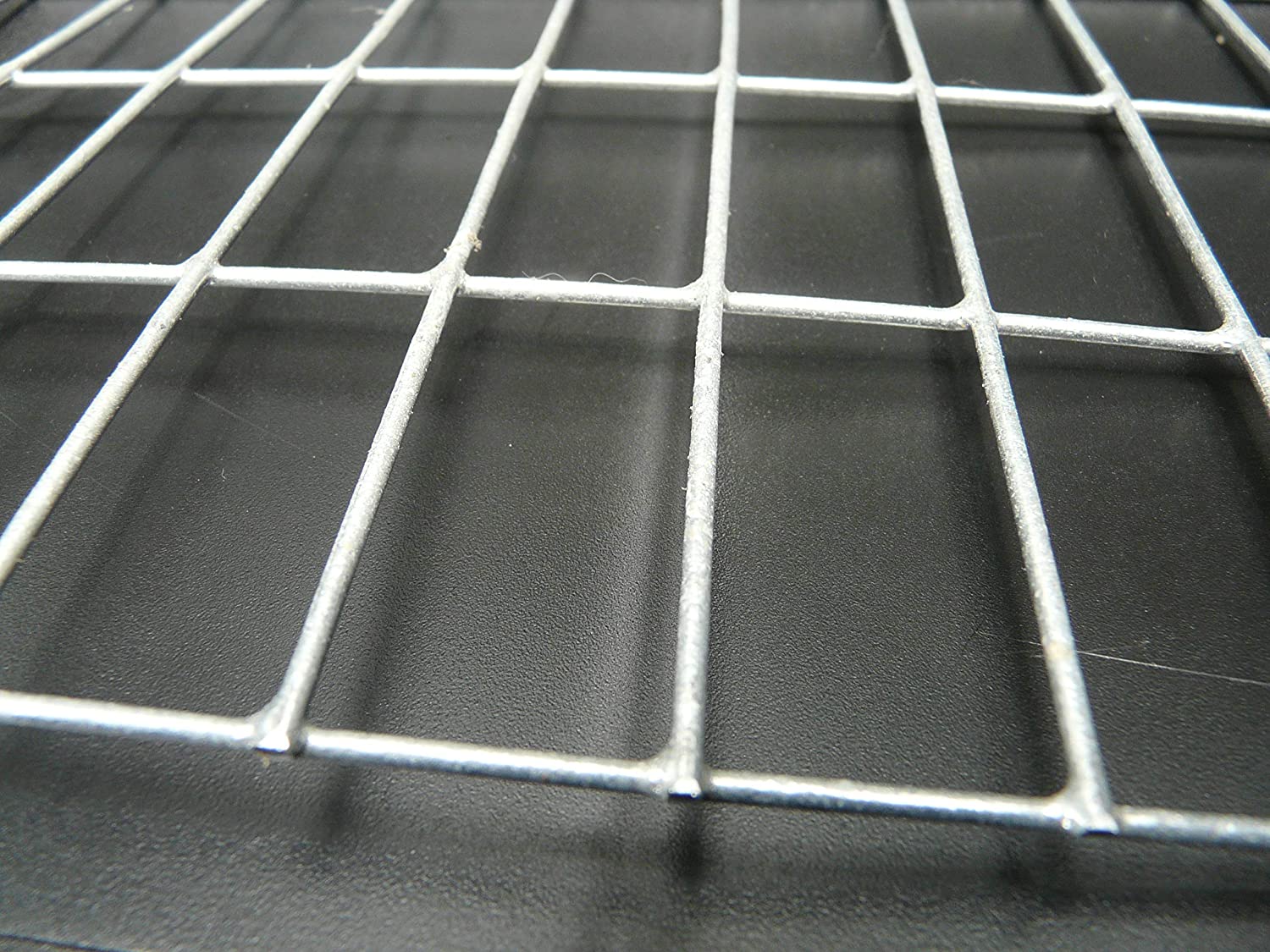 Square Polyurethane Galvanized Welded Wire Mesh Fence Screen with Perforated Technique