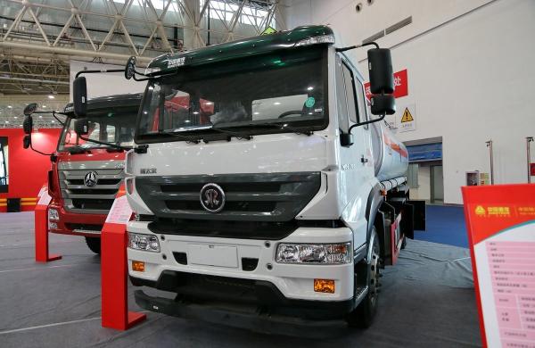 Heavy Oil Tanker Truck Sinotruck 20m3 Tanker Aluminum Alloy MAN Front Axle Flat