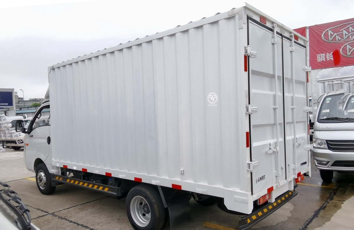 Left Steering Dongfeng 4x2 Wheel Delivery Lorry Cargo Truck with Gross Vehicle Weight 5000 kg