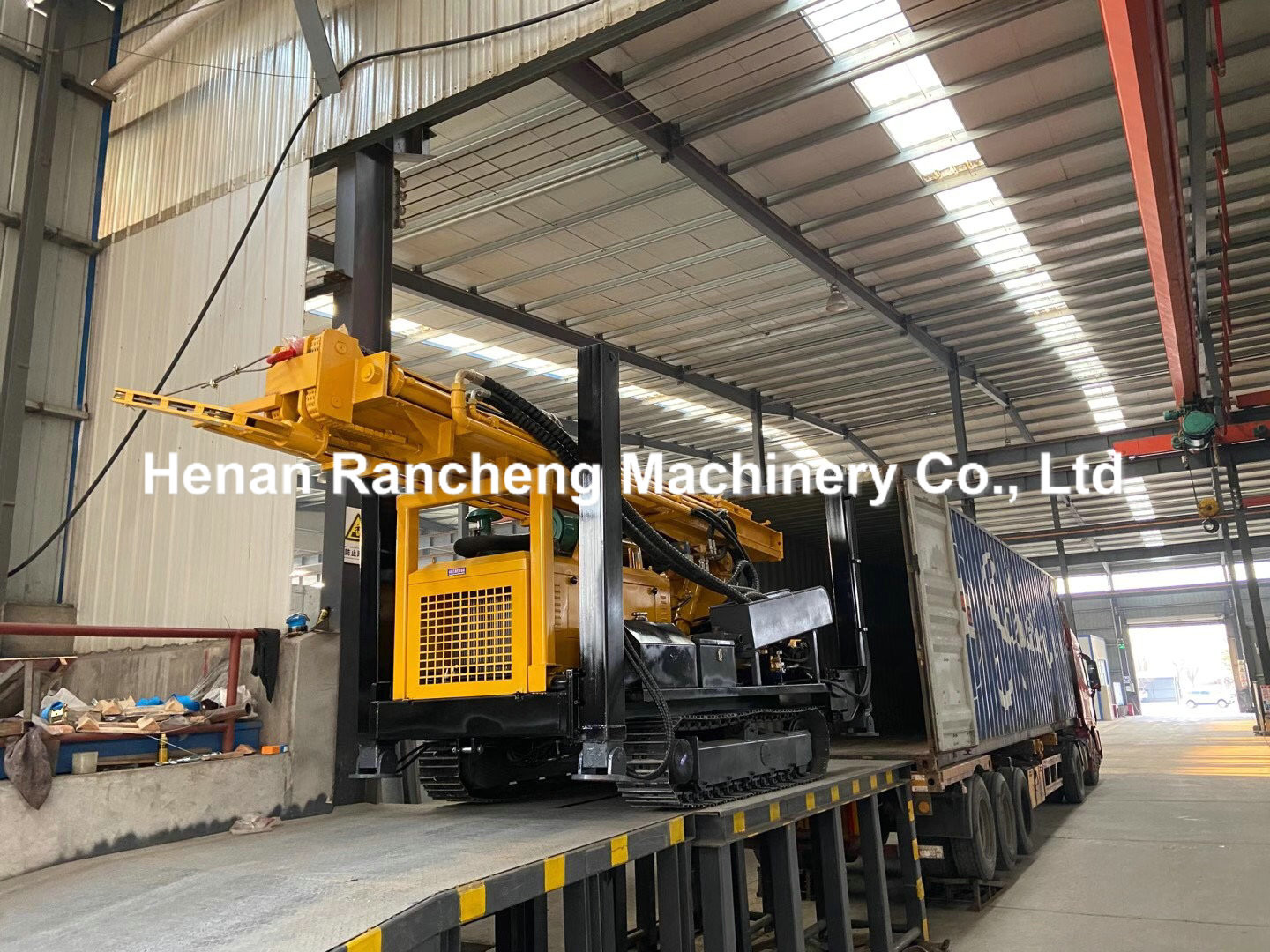 Crawler Mounted Water Well Drilling Rig Equipment 680m Bore Depth 153KW Engine
