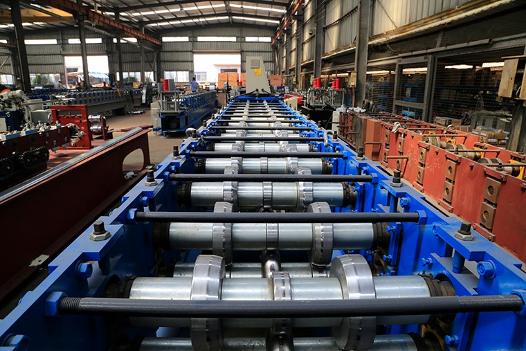 4.5T Ridge Cap Roll Forming Machine With Mold Steel Cr12 Post Cutter，Sheet Roll Forming Machine