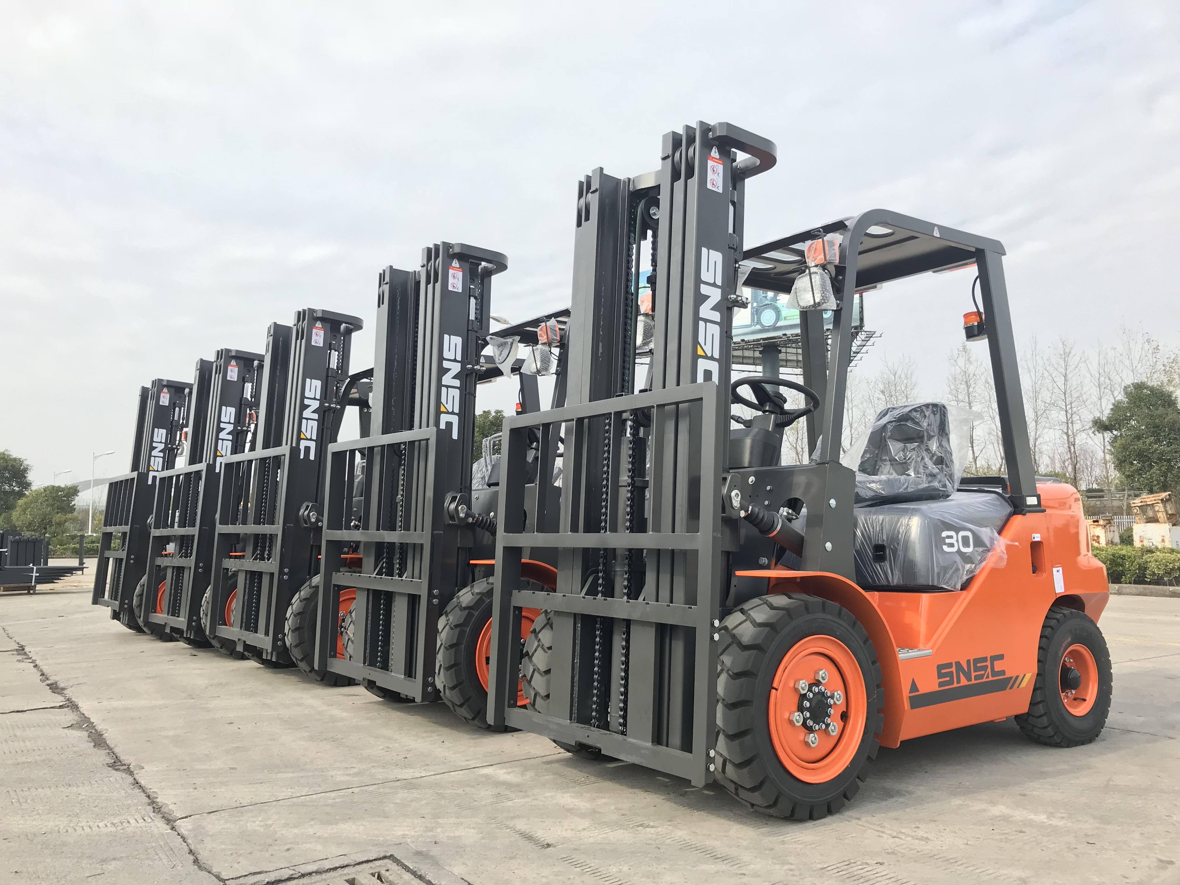 Powerful Diesel Engine 4ton Rough Terrain Forklifts for Off Road Handling and Lifting