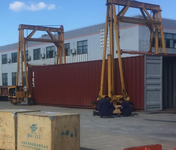 80 Ton Red Steel Mast Mobile Container Crane , Overhead Gantry Crane 5 - 15M /