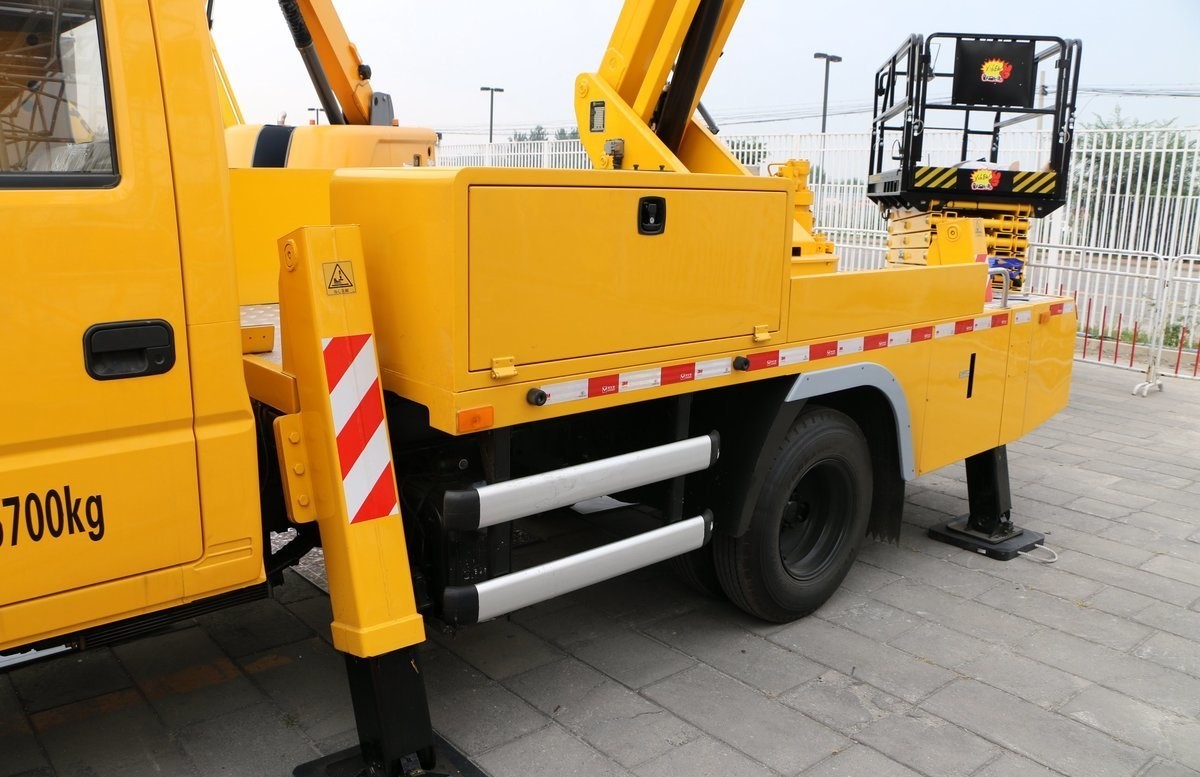 Automobile Type Hydraulic Aerial Cage Aerial Work Trucks Vehicle