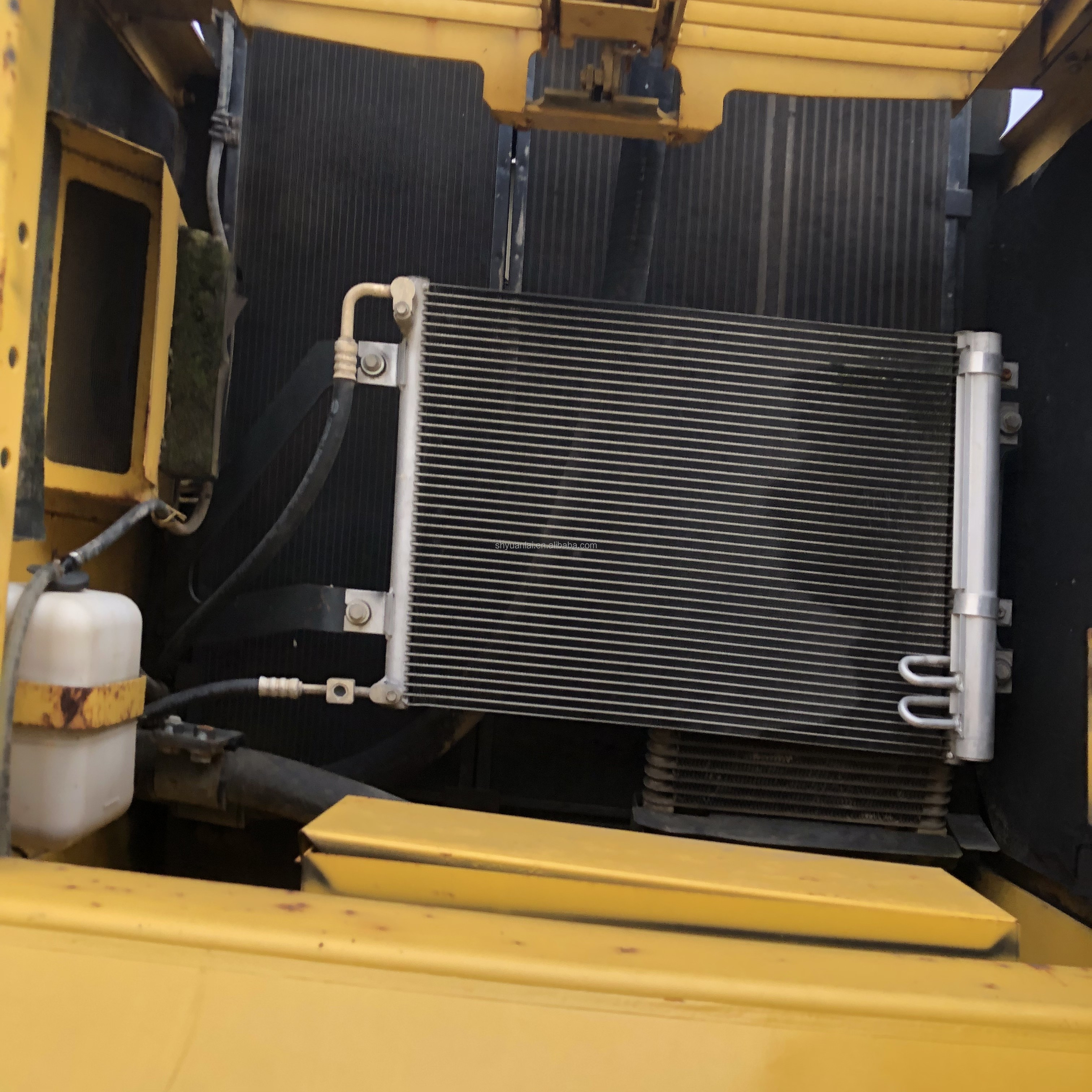 Excavating 20 tons of durable hydraulic track type PC Komatsu 200 second-hand excavator at a low price and selling well