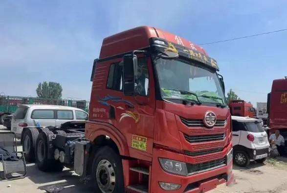 Second Hand Horse Box Trailer 2021 Year Red Color 6×4 Drive Mode Weichai Engine
