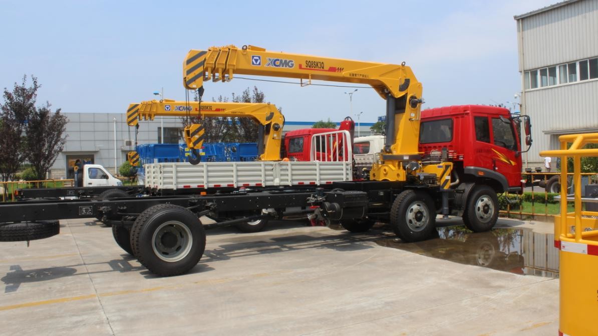 5T 8M3 Capacity Cargo Box 140hp Flatbed Truck With Crane Max Speed 90 /102 Km / H