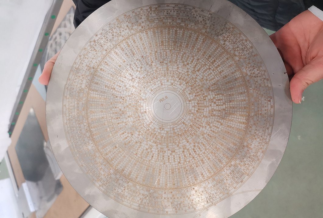 Chinese Factory Laser Decorative Etching Machine Fiber Price in Pakistan for Advertising Logo Sign / Medal Engraving
