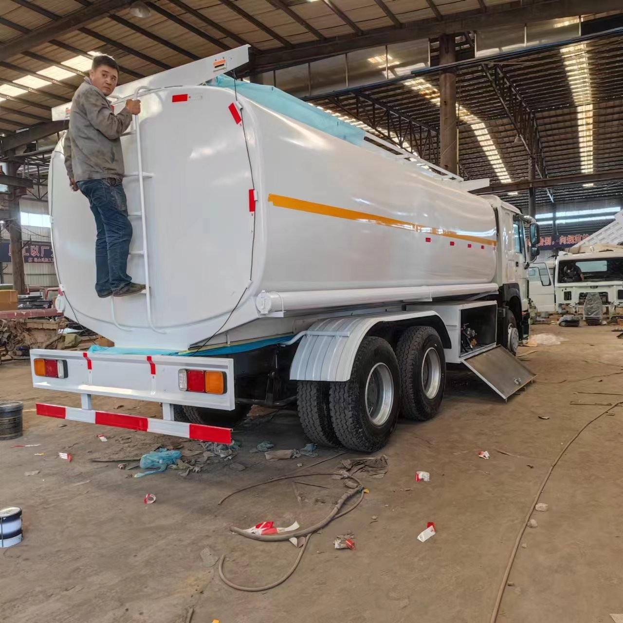 Sinotruk Howo 375 Used Fuel Tank Trailer Oil Truck 6x4 10 Wheeler