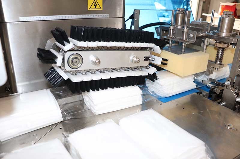 30 - 120PC Wet Wipes Production Machine With 5 Slitting Lanes Baby Wipes Packing Machine