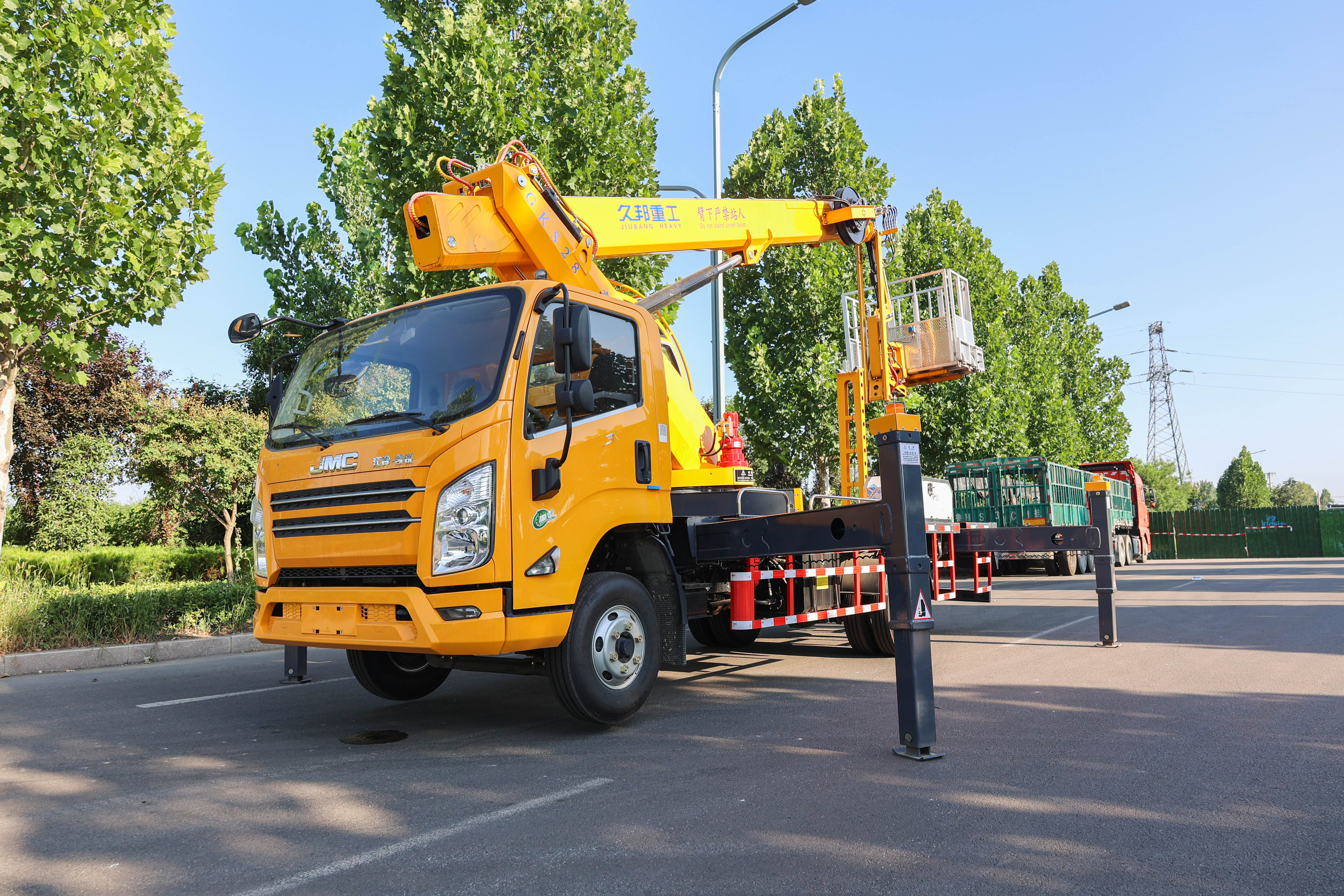 Factory Direct Sales Double Protection Bucket Truck Aerial Working Platform