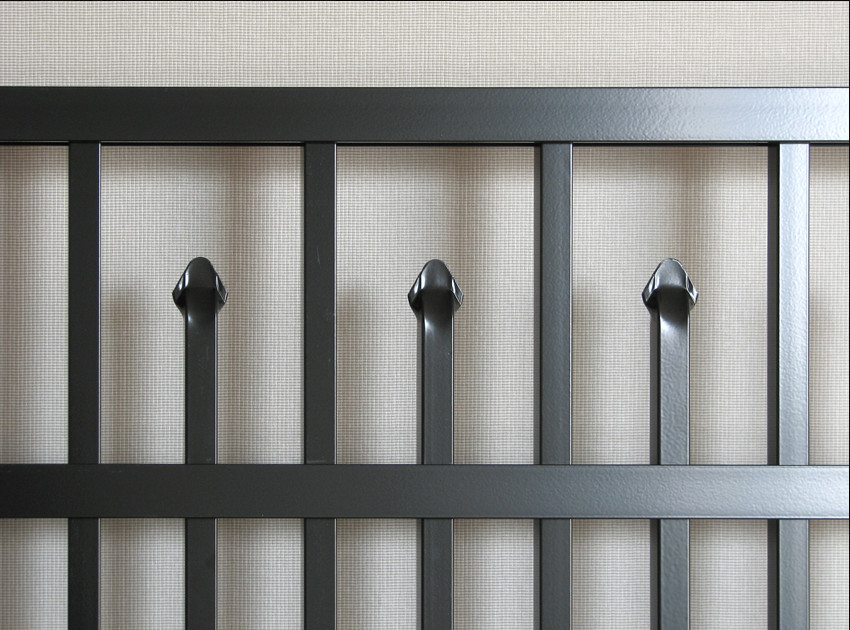 Residential Black 2.4m Tubular Metal Fencing Anti Rust Garden With Accessories