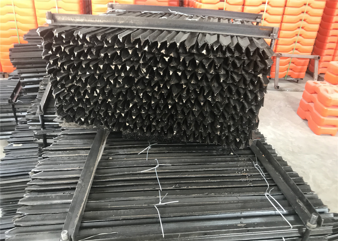 1.8m height 2.04kg bitumen coated black star picket