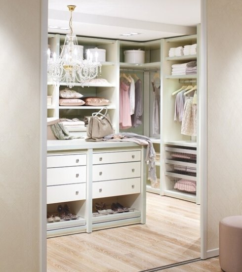 Modern Wooden Bedroom Walk in Wardrobe with Custom Design and Mail Packing