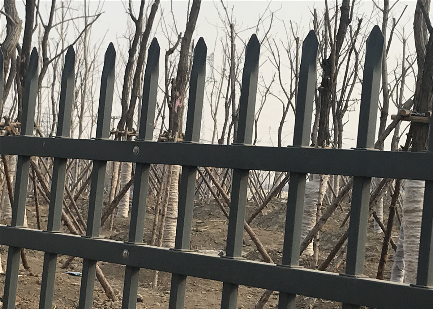 wholesale tubular steel fence,hot selling security top crimped spear fence 1.8m*2.35m tubular security garrison fence