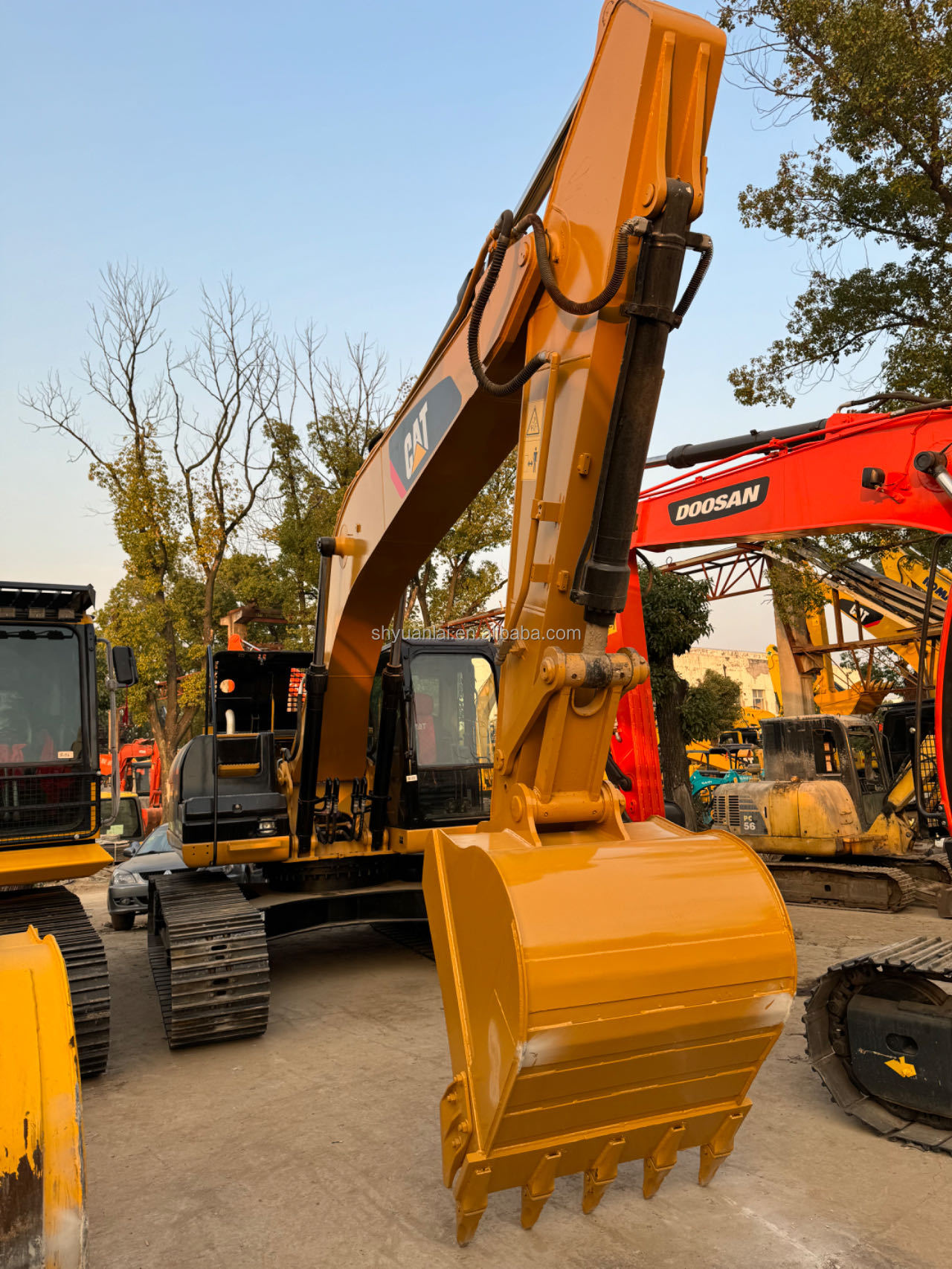 CAT320D2 Second-Hand Excavator with and High Work Efficiency in Good Condition Ready