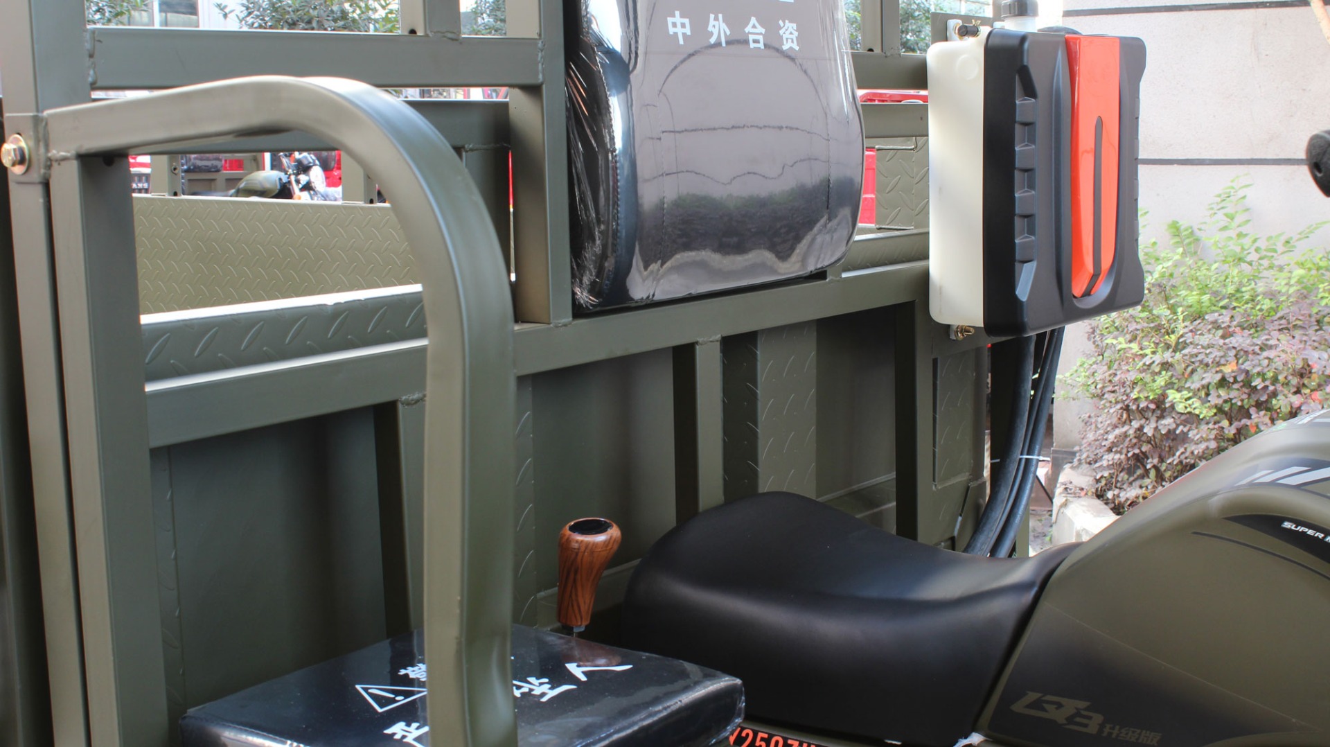 Powerful 200cc Water Cooling Engine Enclosed Cabin Motorcycle Tricycle for Adults