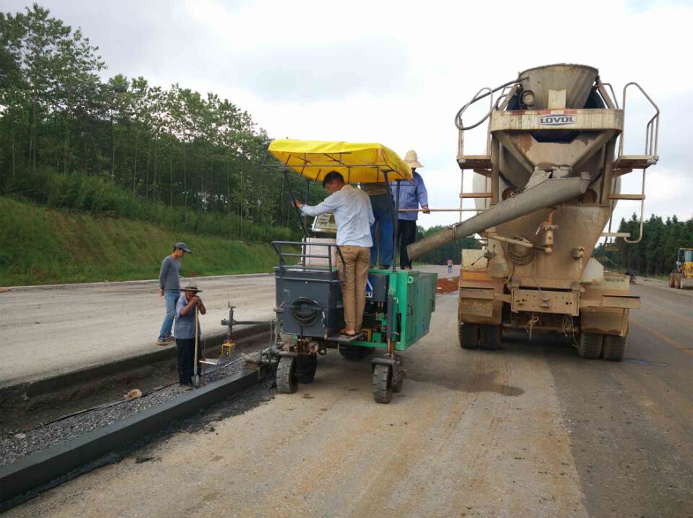 Flexible Concrete Slip Form Paver Machines Used For Paving Roads
