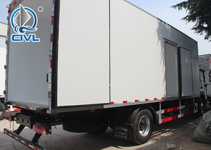 Sinotruk 3 - 7 Ton Carrier Refrigerated Truck / Cooler Van For Fresh Vegetable And Milk