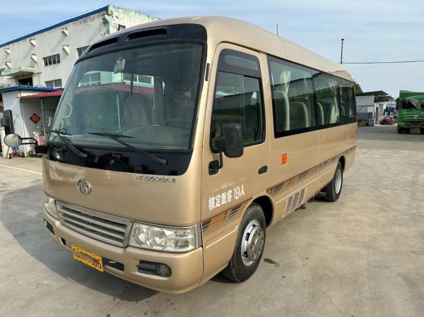 Used Minibus Dealers EURO IV 19 Seats Champagne Color Yuchai Engine 6 Meters