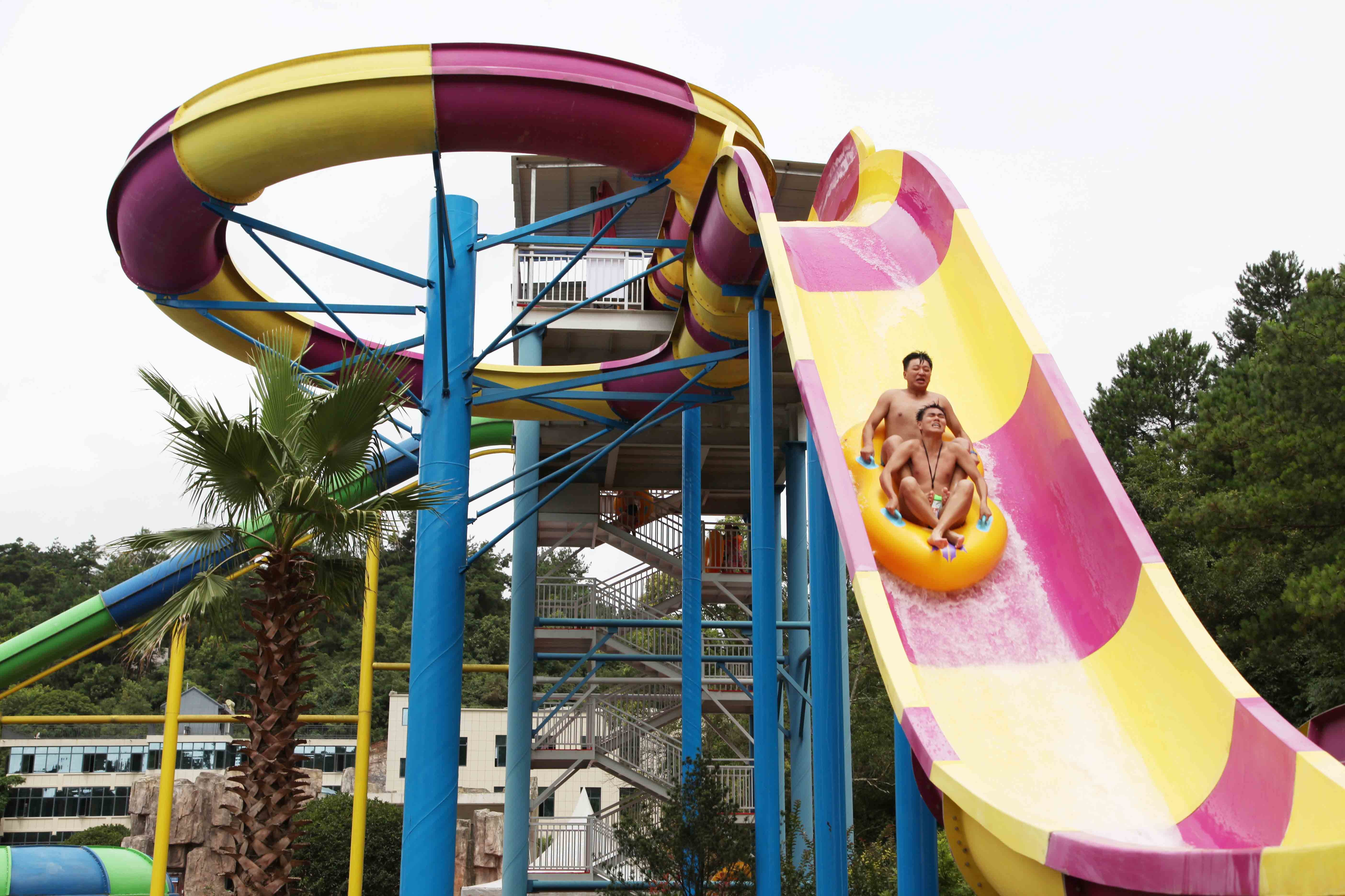 Customized Water Park Equipment Exciting Swwiming Pool Fiberglass Waterslides For Adults