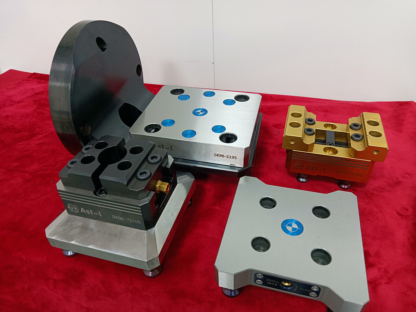 0.02mm 5 Axis Vise 60Nm Maual Self Centering Machine Vice 75100
