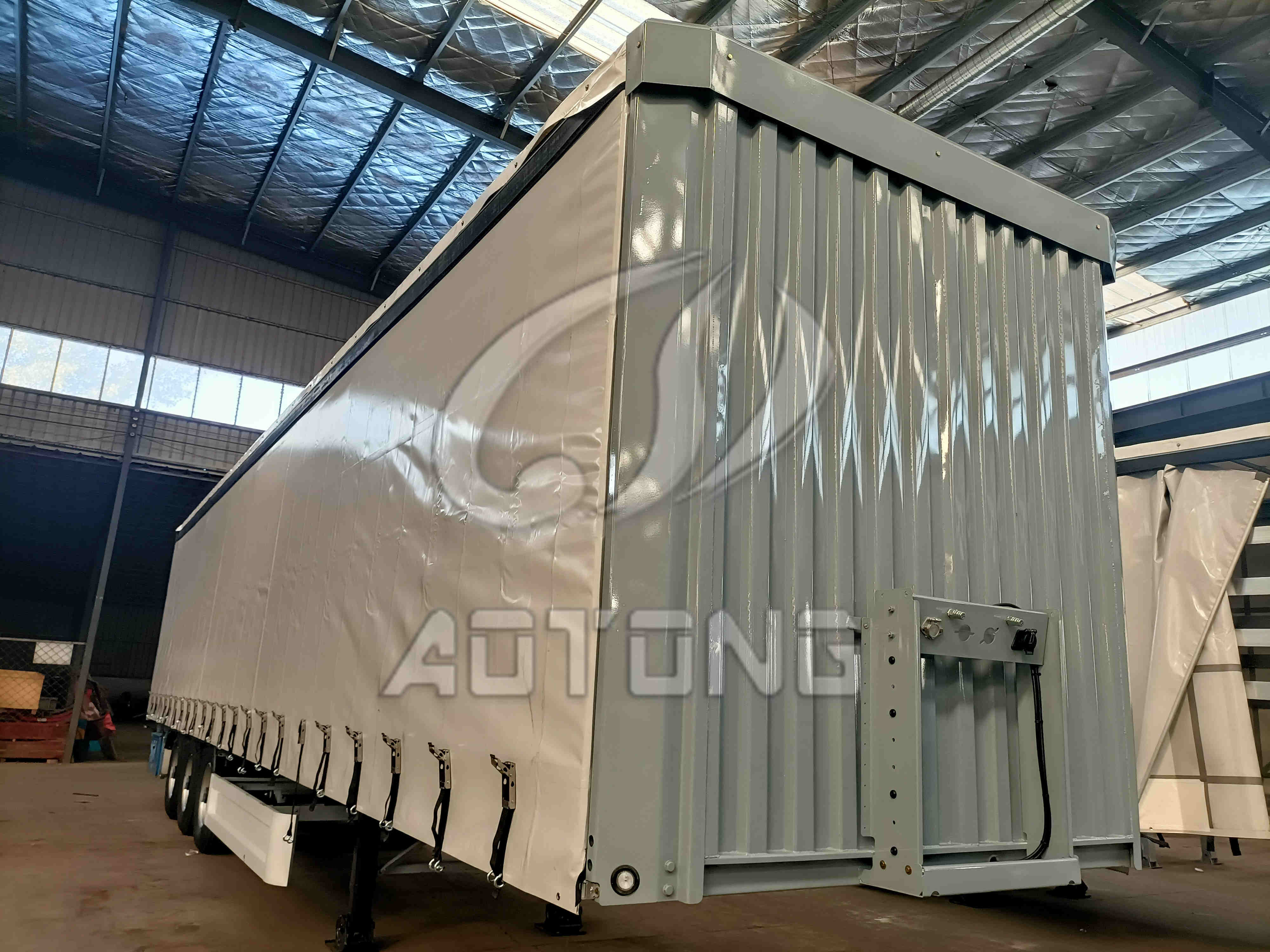 Max Payload 25001-30000 kg Tri-axle Canvas Cover Enclosed Cargo Box Trailer for Russia