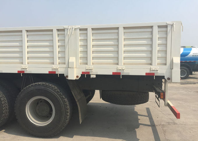 Diesel Engine Cargo Truck SINOTRUK HOWO HW76 Cabin 30 - 60 Tons Top Configuration