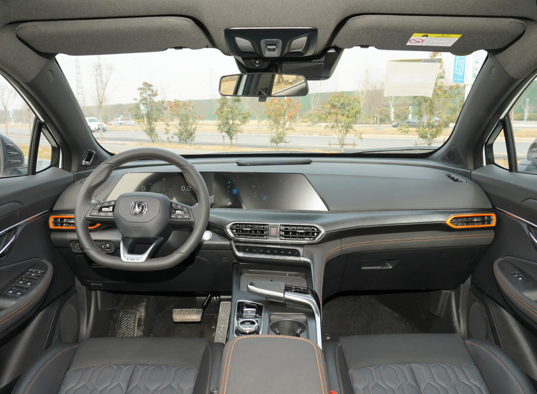 Changan UNI-T 2022 2.0T 233HP Noble Model 8AT 5 Seats SUV With 20" Wheel Hub