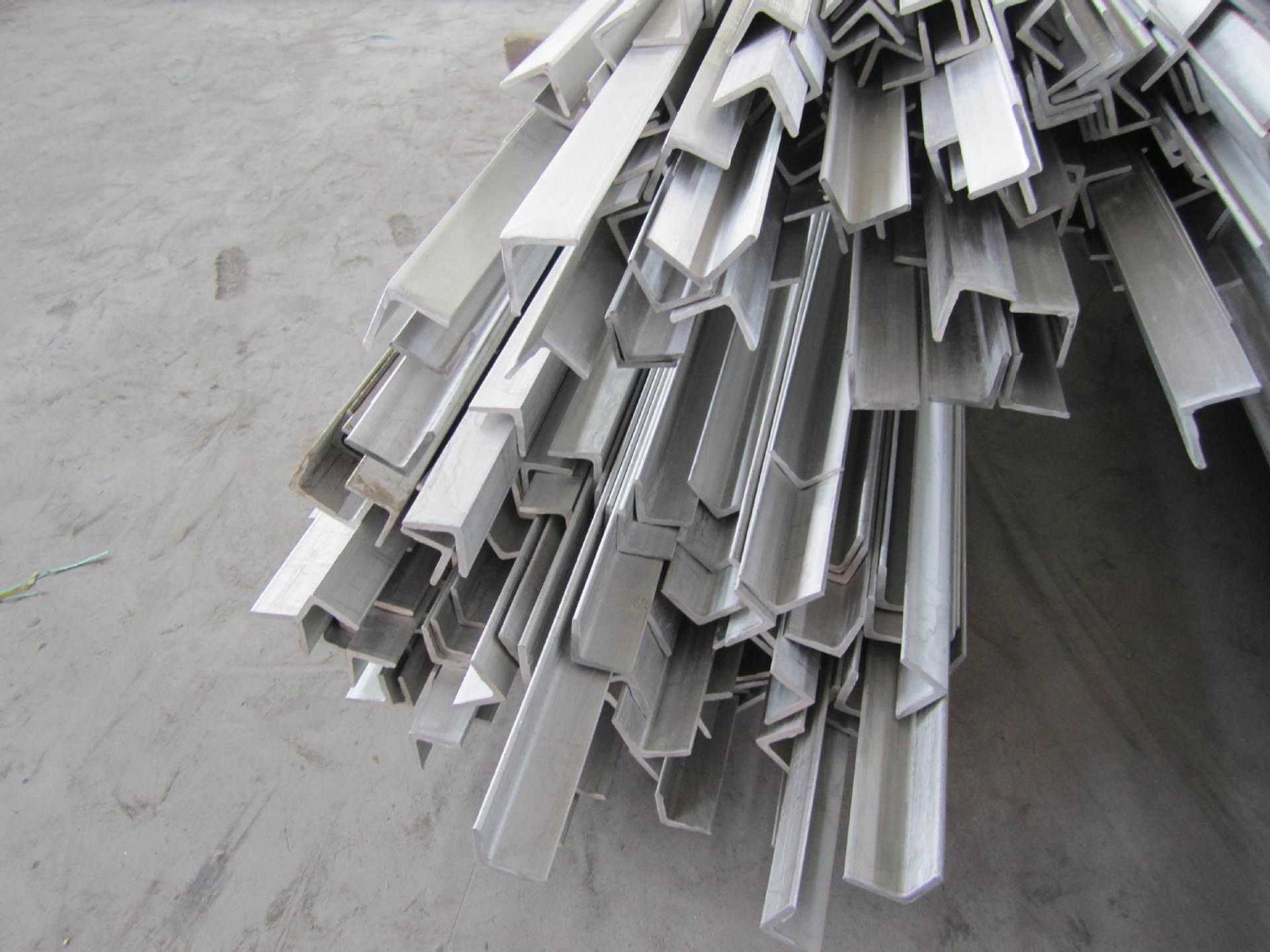 Cold drawn Sand blasting , Hairline A276 321 polished stainless steel angle ss bar