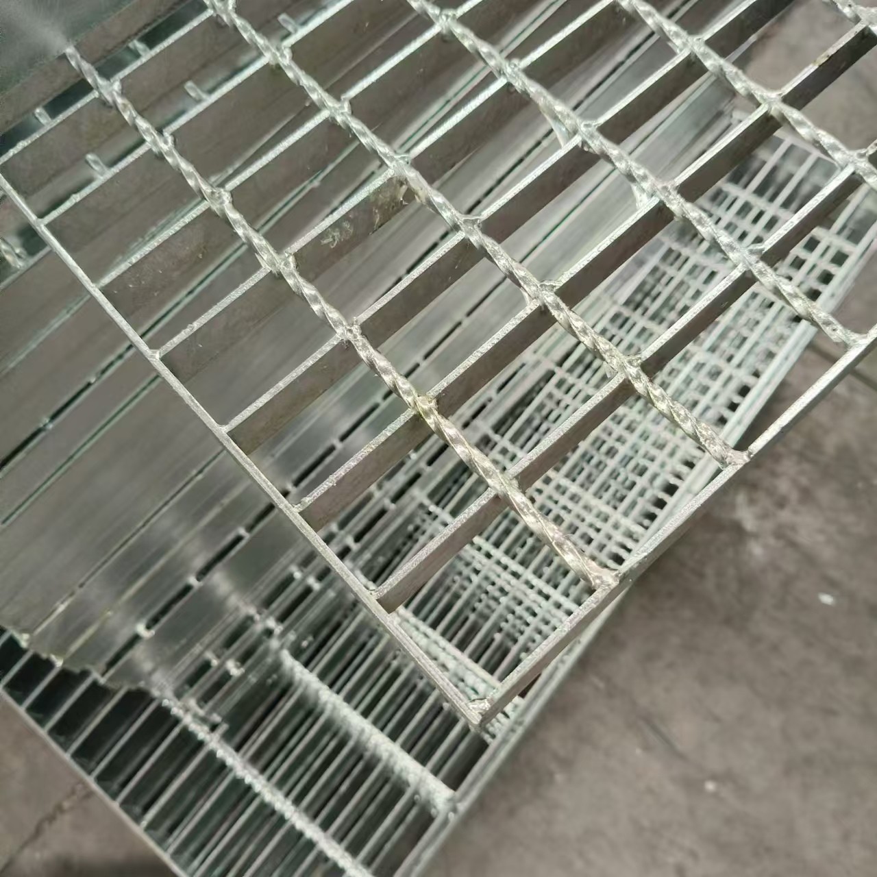 Advanced Galvanized Steel Grating Solutions for Platform and Walkway Safety