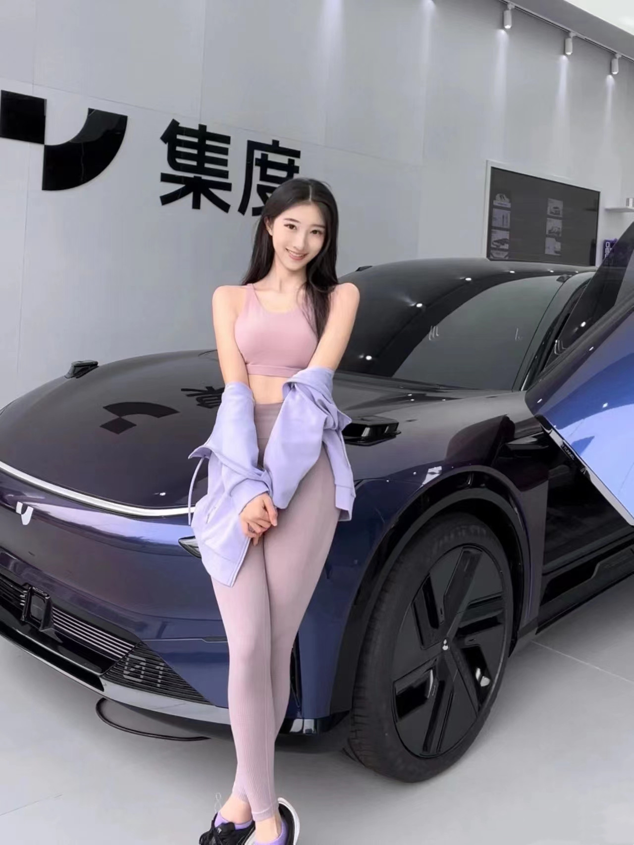 High Speed 2023 ROBO 01 Electric Car 100kWh Battery 600km Range Double Motor 4WD Maximum Torque Nm 400-500Nm