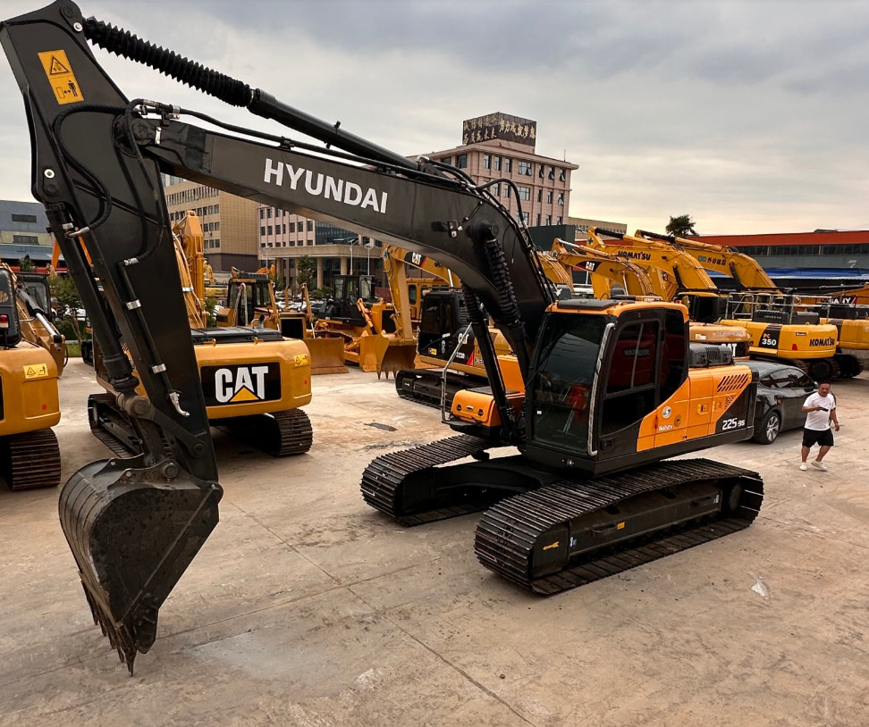 Original Brand Hyundai 225-9 Used Excavators 22.5 Tons Heavy Machine Crawler Digger