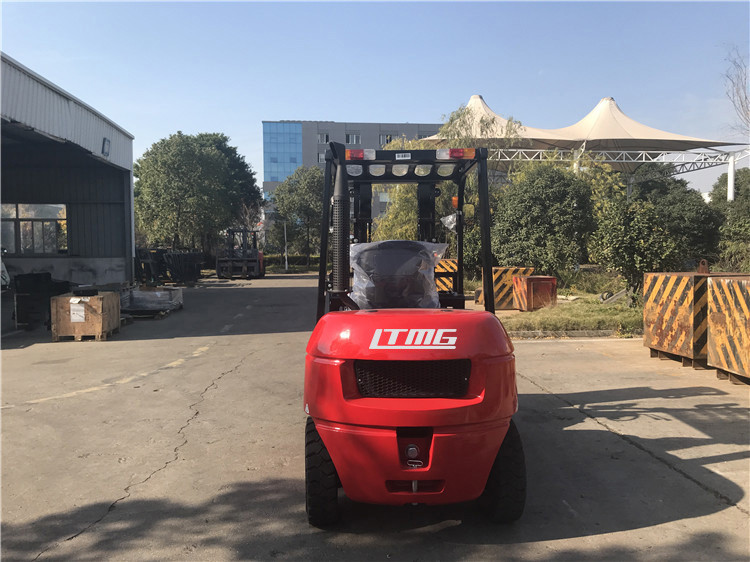 Full Free Mast Hydraulic Diesel Forklift Truck 3 Ton For Freight Yard