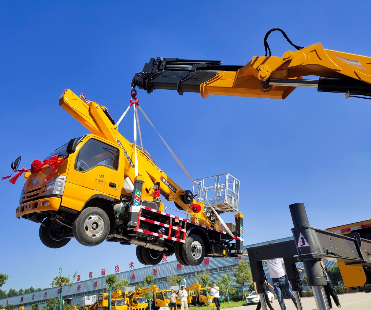 Durable Knuckle Boom Crane 38T/80T Truck Mounted Crane