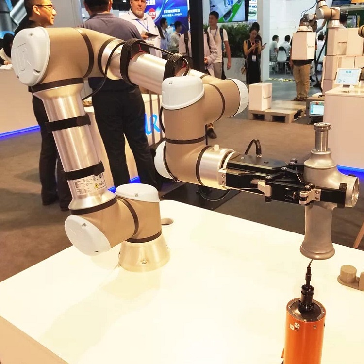Mini Robot UR 3e Of Collaborative Robot With 3KG Payload As Cobot For Material Handling Equipment Parts