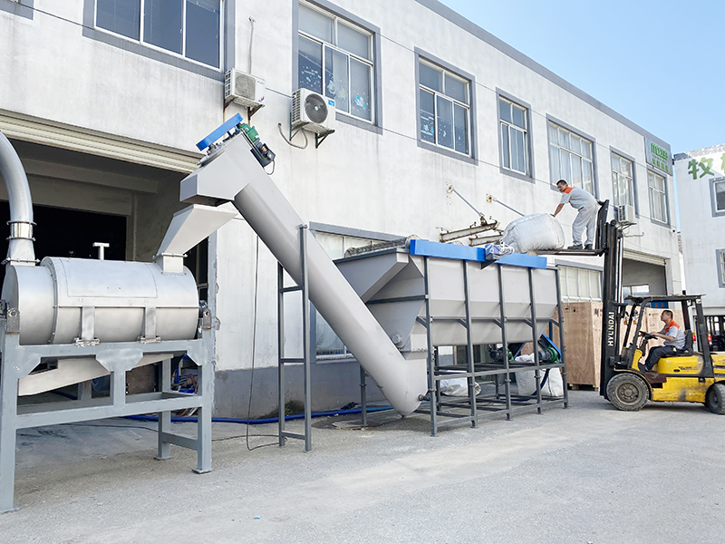 Plastic recycling sink float separating washing tank