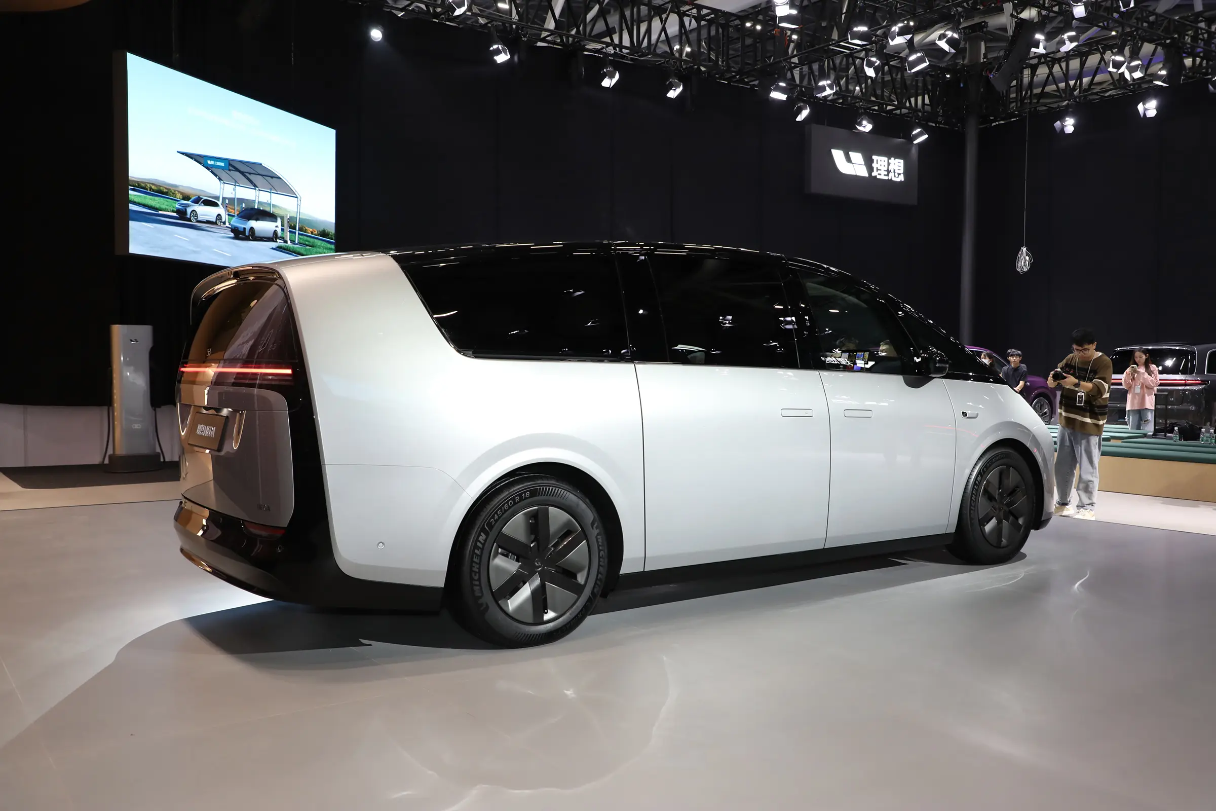 2023 Lixiang Mega MPV EV Car Pure Electricity 544hp 4wd 200 miles Front Wheel Drive
