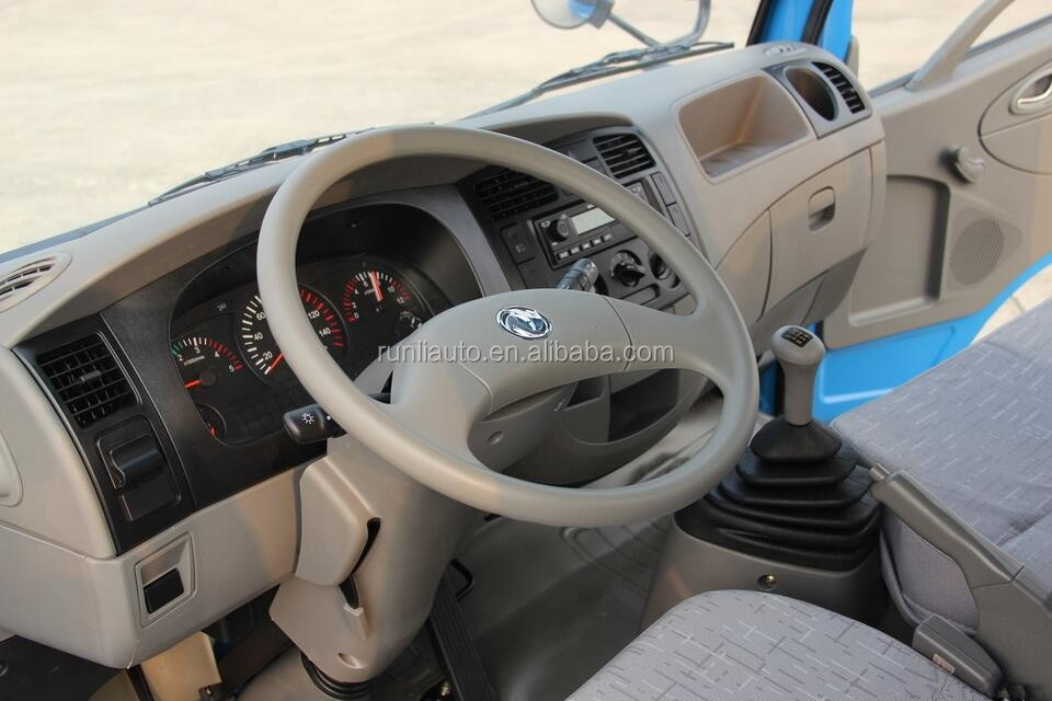 Dongfeng 6 Wheels Light Cargo Truck 102HP Euro 3 Emission Level