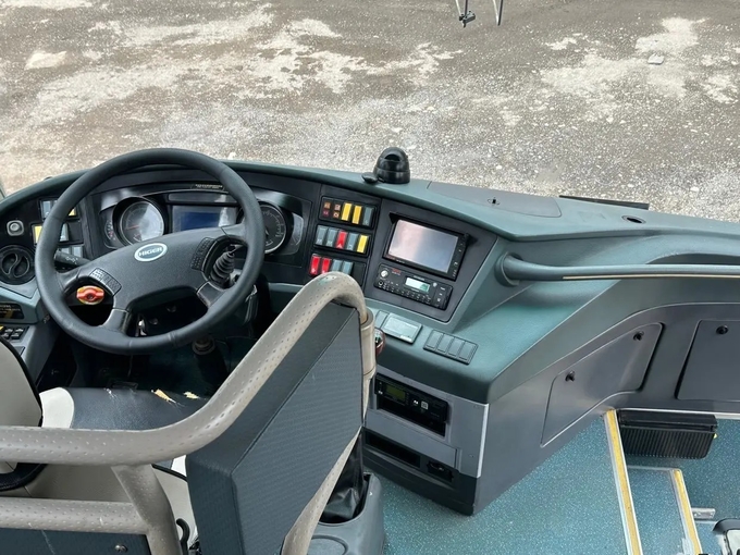 Used Commercial Bus 49 Seats Luggage Compartment 2 Doors Sealing Window With A/C 2nd Hand Higer KLQ6112