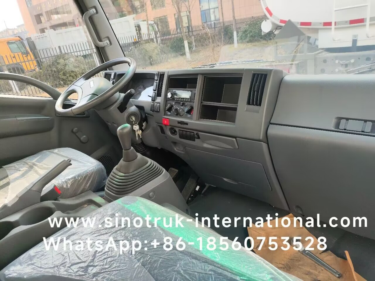 SINOTRUK HOWO 4X2 Transporting Oil Tank Truck SINOTRUK HOWO 5-6CBM