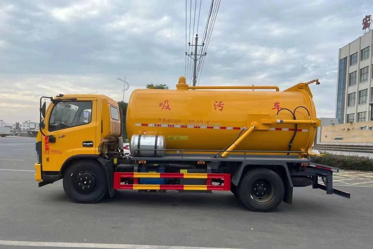 China Factory Customized DFAC DongFeng 1000L to 20000L Vacuum Suction Truck Septic Tank Truck Sewage Fecal Suction Truck